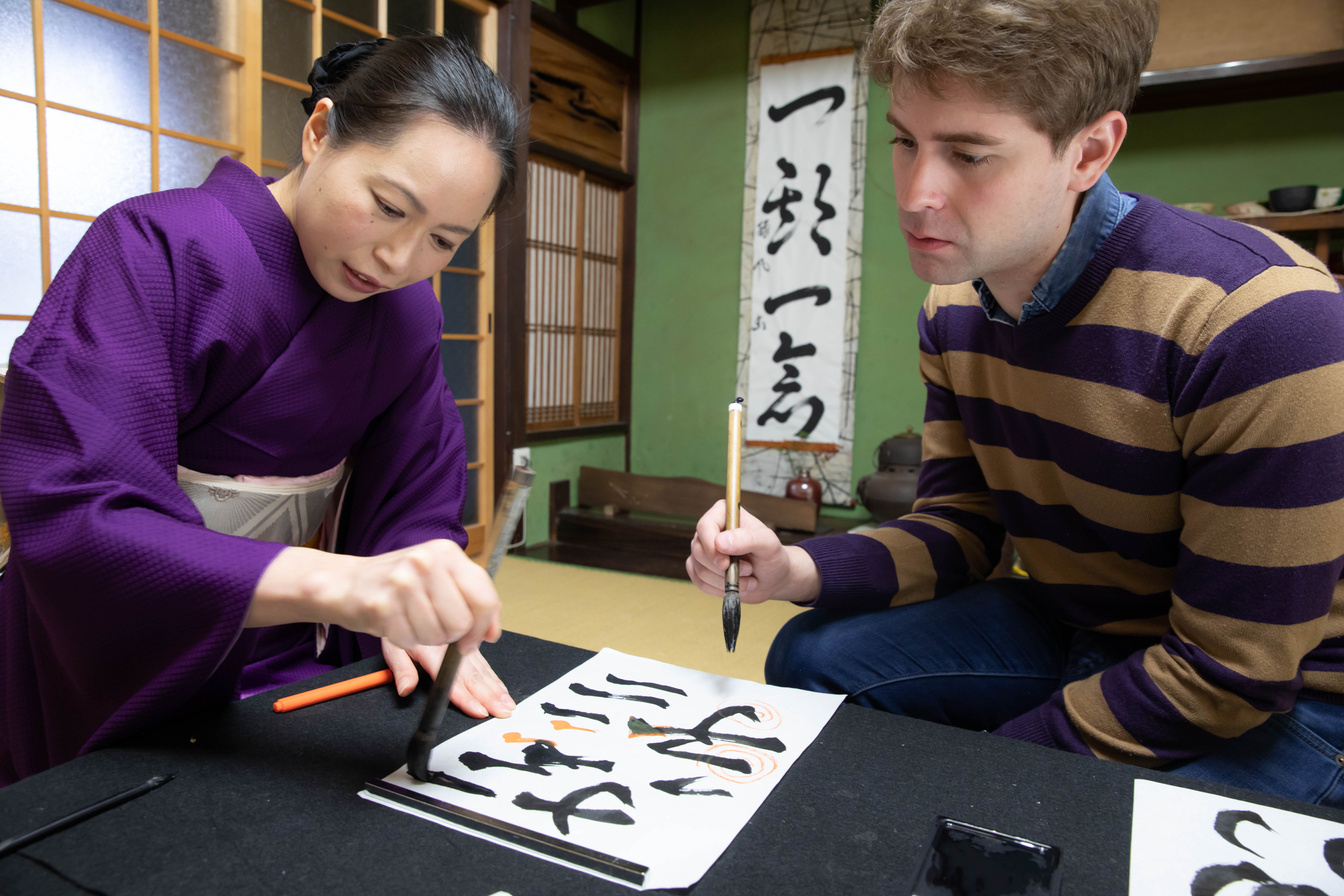 Foreign people learning Japanese culture