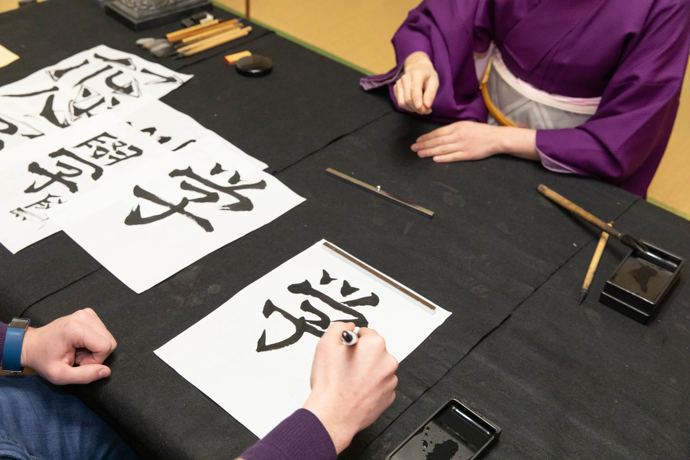 Foreign people learning Japanese culture